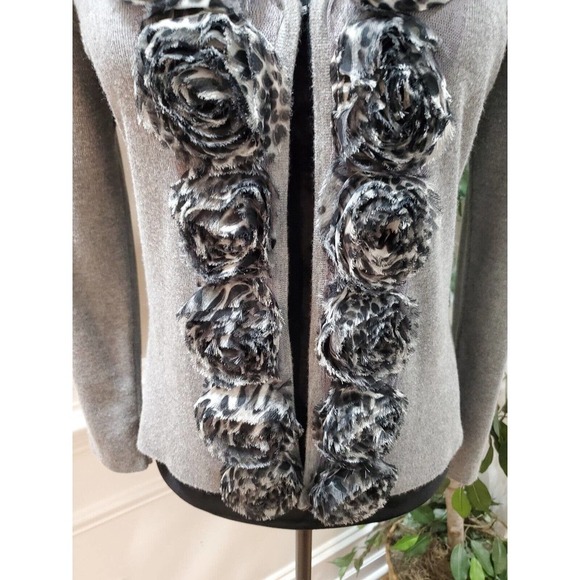 Red Women's Solid Gray Viscose Long Sleeve Ruffle Casual Cardigan Sweater Medium - Picture 4 of 12